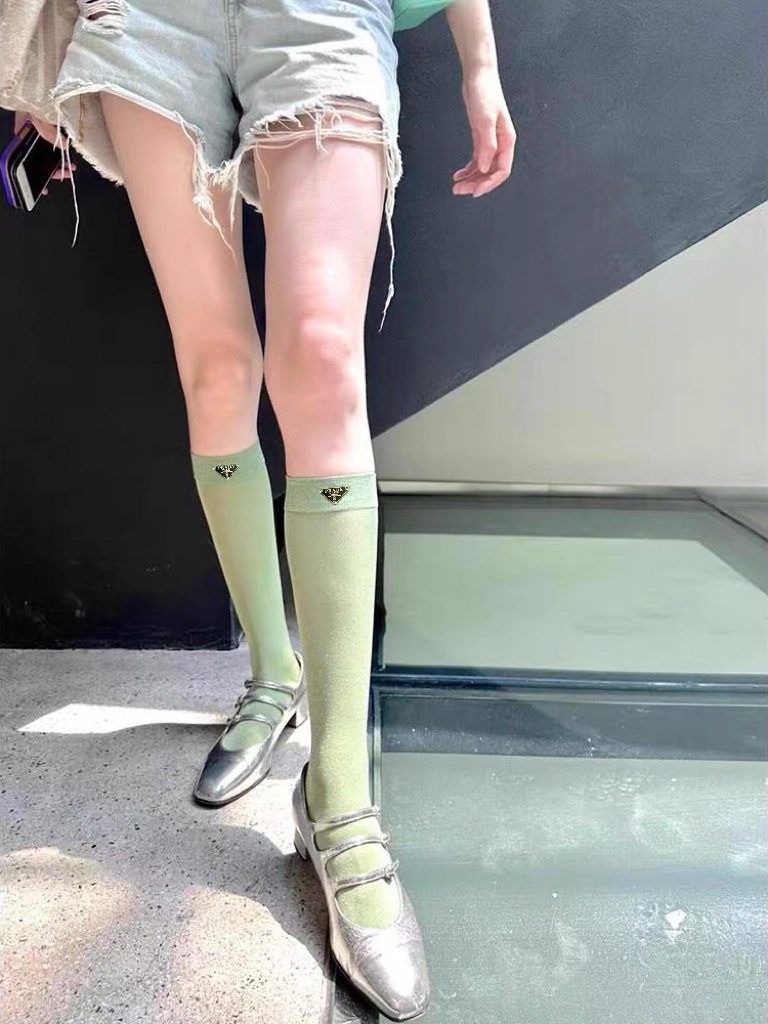配包装 🌟【一盒一双】 🌟 Prada 普拉达 爆款三角标经典字母 长筒袜 小腿袜。金银丝混纺,夏季薄款 ,款式经典,专 配包装 🌟【一盒一双】 🌟 Prada 普拉达 爆款三角标经典字母 长筒袜 小腿袜。金银丝混纺,夏季薄款 ,款式经典,专