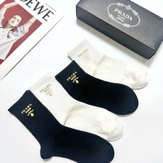 配包装 🌟【一盒4 双】 🌟Prada 普拉达 经典字母logo 透气纯棉中筒袜 ,重工配饰,ins超火爆红人同款,精 配包装 🌟【一盒4 双】 🌟Prada 普拉达 经典字母logo 透气纯棉中筒袜 ,重工配饰,ins超火爆红人同款,精