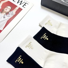 配包装 🌟【一盒4 双】 🌟Prada 普拉达 经典字母logo 透气纯棉中筒袜 ,重工配饰,ins超火爆红人同款,精 配包装 🌟【一盒4 双】 🌟Prada 普拉达 经典字母logo 透气纯棉中筒袜 ,重工配饰,ins超火爆红人同款,精