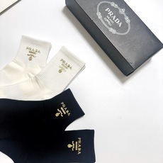 配包装 🌟【一盒4 双】 🌟Prada 普拉达 经典字母logo 透气纯棉中筒袜 ,重工配饰,ins超火爆红人同款,精 配包装 🌟【一盒4 双】 🌟Prada 普拉达 经典字母logo 透气纯棉中筒袜 ,重工配饰,ins超火爆红人同款,精