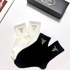 配包装 🌟【一盒4 双】 🌟Prada 普拉达 经典字母logo 透气纯棉中筒袜 ,重工配饰,ins超火爆红人同款,精 配包装 🌟【一盒4 双】 🌟Prada 普拉达 经典字母logo 透气纯棉中筒袜 ,重工配饰,ins超火爆红人同款,精