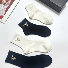 配包装 🌟【一盒4 双】 🌟Prada 普拉达 经典字母logo 透气纯棉中筒袜 ,重工配饰,ins超火爆红人同款,精 配包装 🌟【一盒4 双】 🌟Prada 普拉达 经典字母logo 透气纯棉中筒袜 ,重工配饰,ins超火爆红人同款,精