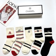 配包装 🌟【一盒5 双】 🌟Chanel 香奈儿 经典字母刺绣logo 纯棉中筒袜 ,ins超火爆中筒袜 纯棉小腿 配包装 🌟【一盒5 双】 🌟Chanel 香奈儿 经典字母刺绣logo 纯棉中筒袜 ,ins超火爆中筒袜 纯棉小腿