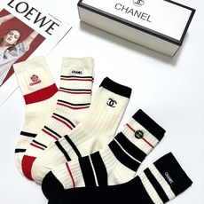 配包装 🌟【一盒5 双】 🌟Chanel 香奈儿 经典字母刺绣logo 纯棉中筒袜 ,ins超火爆中筒袜 纯棉小腿 配包装 🌟【一盒5 双】 🌟Chanel 香奈儿 经典字母刺绣logo 纯棉中筒袜 ,ins超火爆中筒袜 纯棉小腿