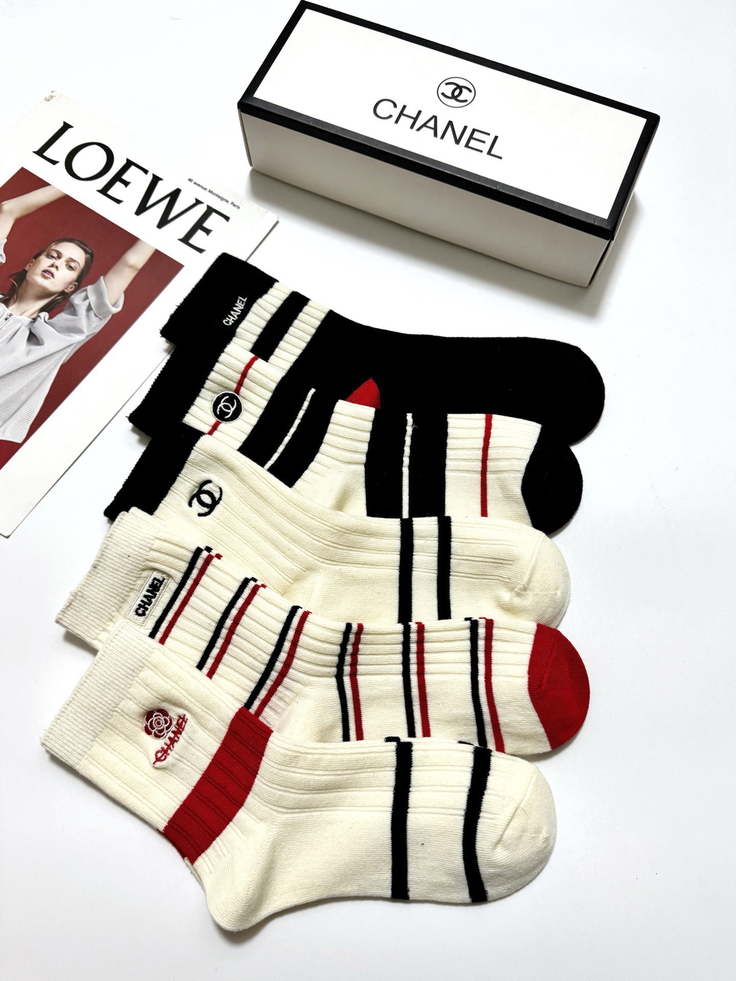 配包装 🌟【一盒5 双】 🌟Chanel 香奈儿 经典字母刺绣logo 纯棉中筒袜 ,ins超火爆中筒袜 纯棉小腿 配包装 🌟【一盒5 双】 🌟Chanel 香奈儿 经典字母刺绣logo 纯棉中筒袜 ,ins超火爆中筒袜 纯棉小腿