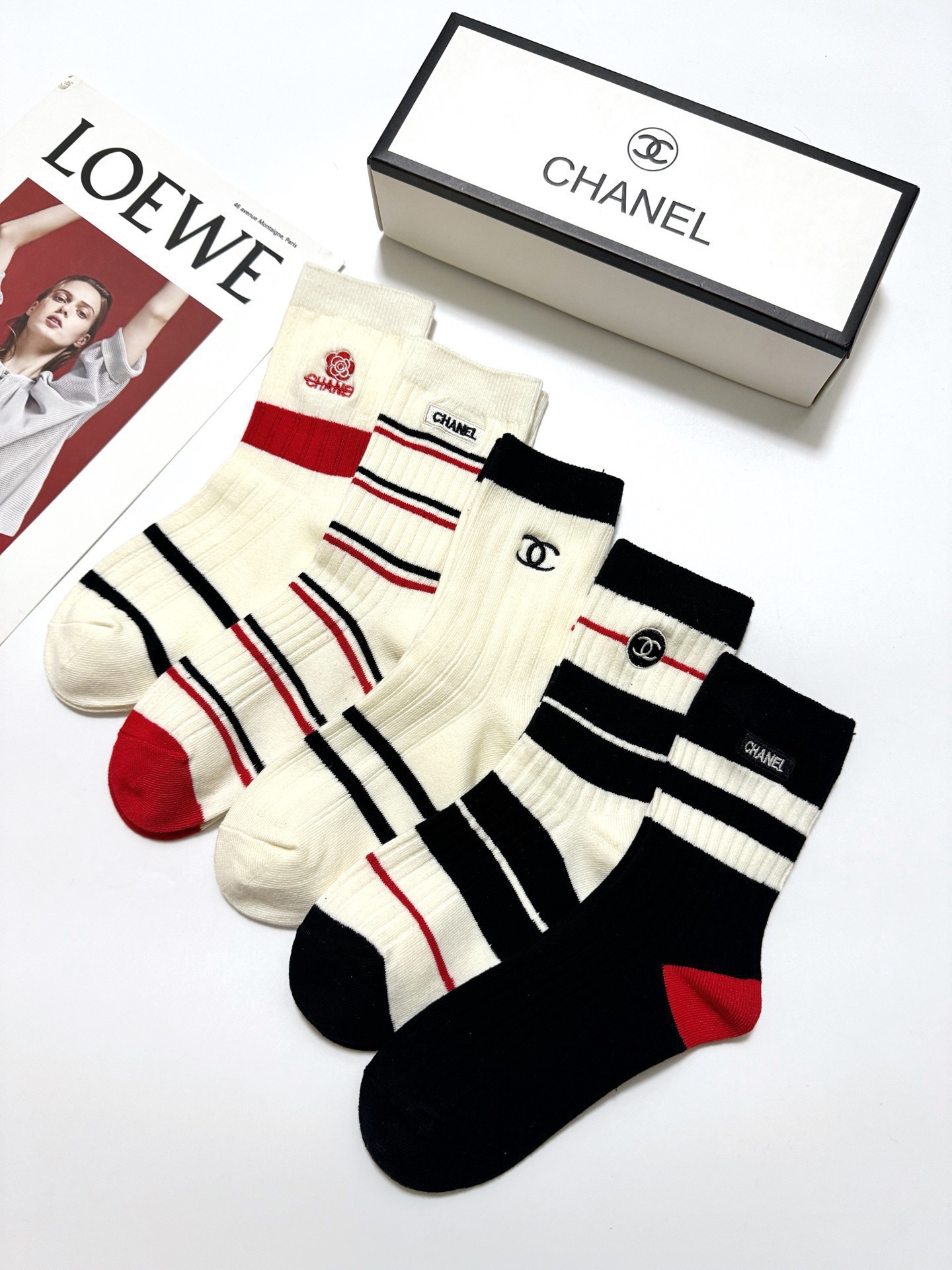 配包装 🌟【一盒5 双】 🌟Chanel 香奈儿 经典字母刺绣logo 纯棉中筒袜 ,ins超火爆中筒袜 纯棉小腿 配包装 🌟【一盒5 双】 🌟Chanel 香奈儿 经典字母刺绣logo 纯棉中筒袜 ,ins超火爆中筒袜 纯棉小腿