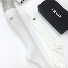 配包装 🌟【一盒一双】 🌟 Prada 普拉达 爆款经典三角标 字母 长筒袜 小腿袜。双针针织材质,超完美结合,款式经典 配包装 🌟【一盒一双】 🌟 Prada 普拉达 爆款经典三角标 字母 长筒袜 小腿袜。双针针织材质,超完美结合,款式经典