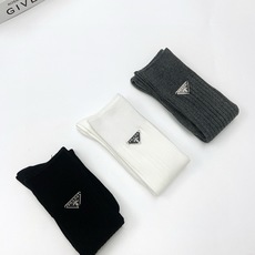 配包装 🌟【一盒一双】 🌟 Prada 普拉达 爆款经典三角标 字母 长筒袜 小腿袜。双针针织材质,超完美结合,款式经典 配包装 🌟【一盒一双】 🌟 Prada 普拉达 爆款经典三角标 字母 长筒袜 小腿袜。双针针织材质,超完美结合,款式经典