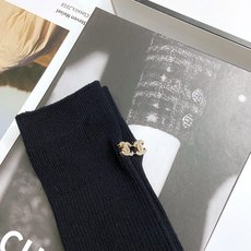 配包装 🌟【一盒4 双】 🌟缪缪 miumiu 经典字母 logo羊毛 中筒袜 !超级软糯亲肤! 🌟ins爆款!专柜在 配包装 🌟【一盒4 双】 🌟缪缪 miumiu 经典字母 logo羊毛 中筒袜 !超级软糯亲肤! 🌟ins爆款!专柜在
