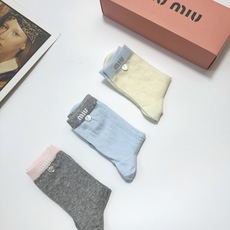 爆款回货 配包装 🌟【一盒3双】 🌟缪缪 miumiu 经典字母logo 纯棉中筒袜 ,ins超火爆薄款空调袜, 爆款回货 配包装 🌟【一盒3双】 🌟缪缪 miumiu 经典字母logo 纯棉中筒袜 ,ins超火爆薄款空调袜,