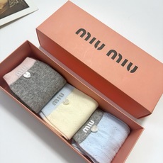 爆款回货 配包装 🌟【一盒3双】 🌟缪缪 miumiu 经典字母logo 纯棉中筒袜 ,ins超火爆薄款空调袜, 爆款回货 配包装 🌟【一盒3双】 🌟缪缪 miumiu 经典字母logo 纯棉中筒袜 ,ins超火爆薄款空调袜,