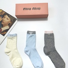爆款回货 配包装 🌟【一盒3双】 🌟缪缪 miumiu 经典字母logo 纯棉中筒袜 ,ins超火爆薄款空调袜, 爆款回货 配包装 🌟【一盒3双】 🌟缪缪 miumiu 经典字母logo 纯棉中筒袜 ,ins超火爆薄款空调袜,