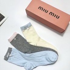 爆款回货 配包装 🌟【一盒3双】 🌟缪缪 miumiu 经典字母logo 纯棉中筒袜 ,ins超火爆薄款空调袜, 爆款回货 配包装 🌟【一盒3双】 🌟缪缪 miumiu 经典字母logo 纯棉中筒袜 ,ins超火爆薄款空调袜,