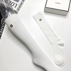 配包装 🌟【一盒一双】 🌟 Chanel 香奈儿 爆款经典字母 logo 长筒袜 小腿袜。双针针织材质,超完美结合,款式 配包装 🌟【一盒一双】 🌟 Chanel 香奈儿 爆款经典字母 logo 长筒袜 小腿袜。双针针织材质,超完美结合,款式