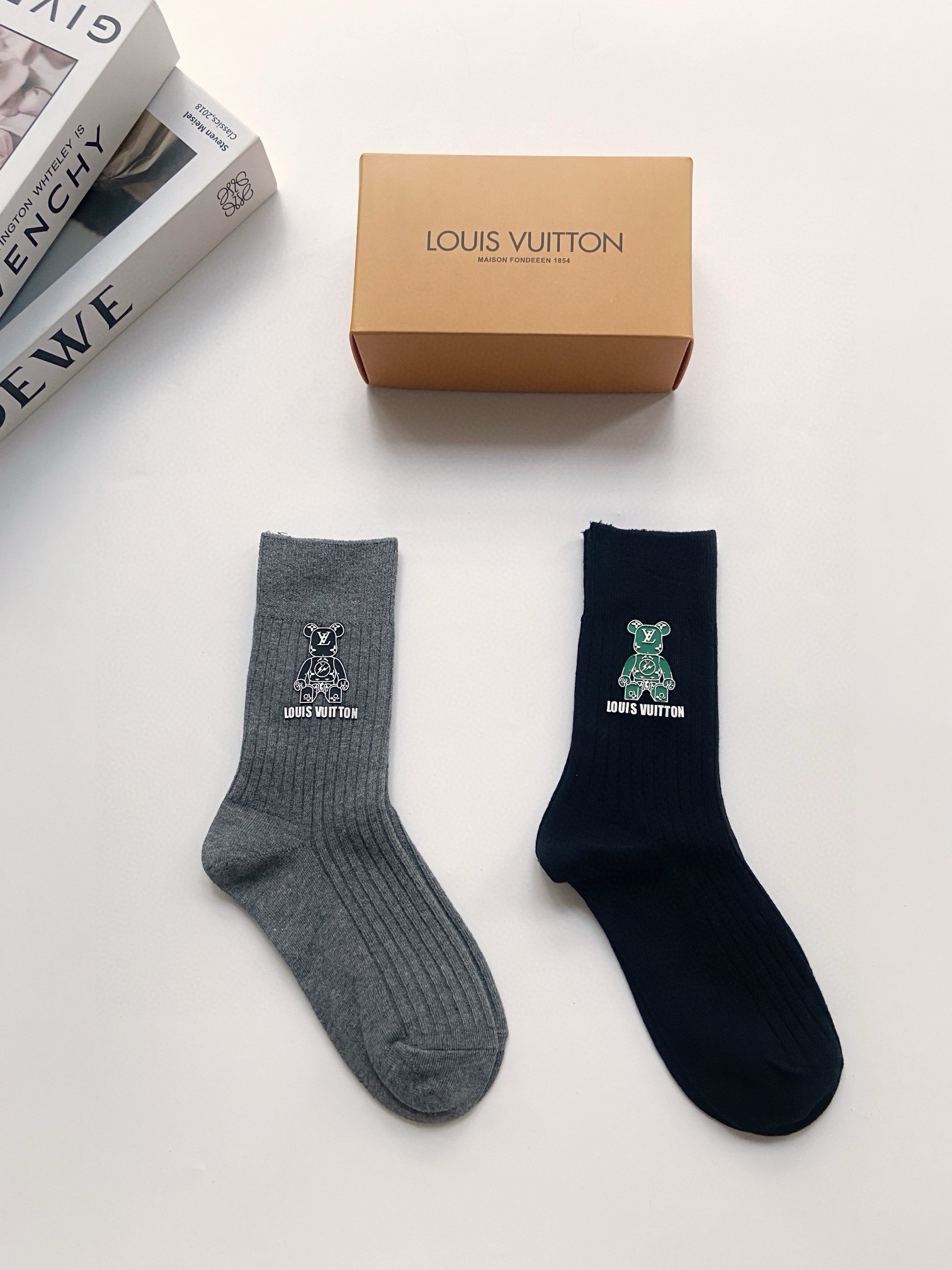 配包装 🌟【一盒2 双】 🌟LV 路易威登 经典字母logo 透气纯棉中筒袜 ,重工配饰,ins超火爆红人同款,精美 配包装 🌟【一盒2 双】 🌟LV 路易威登 经典字母logo 透气纯棉中筒袜 ,重工配饰,ins超火爆红人同款,精美