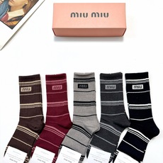 配包装 🌟【一盒5 双】 🌟缪缪miumiu 经典字母 logo 羊绒混纺中筒袜 ,ins超火爆中筒袜,潮人必备 配包装 🌟【一盒5 双】 🌟缪缪miumiu 经典字母 logo 羊绒混纺中筒袜 ,ins超火爆中筒袜,潮人必备