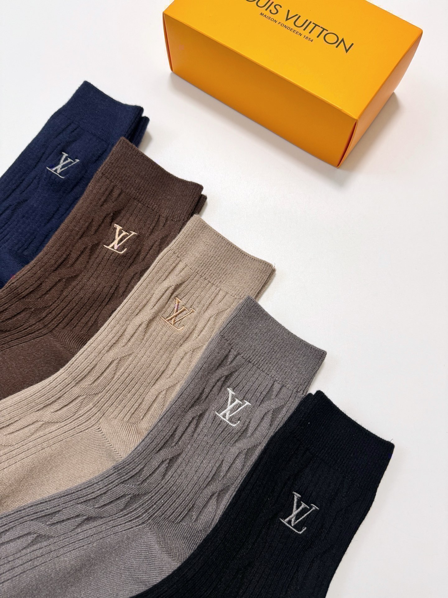 配包装 🌟【一盒5 双】男士福利款 🌟LV 路易威登 经典刺绣字母logo 羊绒混纺中筒袜 ,软糯亲肤,ins超火 配包装 🌟【一盒5 双】男士福利款 🌟LV 路易威登 经典刺绣字母logo 羊绒混纺中筒袜 ,软糯亲肤,ins超火