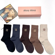 配包装 🌟【一盒5 双】 🌟缪缪 miumiu 经典刺绣字母logo 羊绒混纺中筒袜 ,软糯亲肤,ins超火爆配色 配包装 🌟【一盒5 双】 🌟缪缪 miumiu 经典刺绣字母logo 羊绒混纺中筒袜 ,软糯亲肤,ins超火爆配色