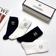 配包装 🌟【一盒4 双】 🌟Chanel 香奈儿 经典字母logo 超薄无骨中筒袜,纯棉 条纹小腿袜 堆堆袜 🌟ins 配包装 🌟【一盒4 双】 🌟Chanel 香奈儿 经典字母logo 超薄无骨中筒袜,纯棉 条纹小腿袜 堆堆袜 🌟ins
