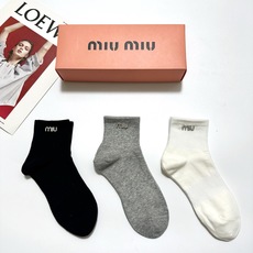 配包装 🌟【一盒3双】 🌟缪缪 miumiu 经典字母 logo纯棉 短筒袜 !超级软糯亲肤! 🌟ins爆款!专柜在售 配包装 🌟【一盒3双】 🌟缪缪 miumiu 经典字母 logo纯棉 短筒袜 !超级软糯亲肤! 🌟ins爆款!专柜在售