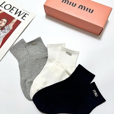 配包装 🌟【一盒3双】 🌟缪缪 miumiu 经典字母 logo纯棉 短筒袜 !超级软糯亲肤! 🌟ins爆款!专柜在售 配包装 🌟【一盒3双】 🌟缪缪 miumiu 经典字母 logo纯棉 短筒袜 !超级软糯亲肤! 🌟ins爆款!专柜在售
