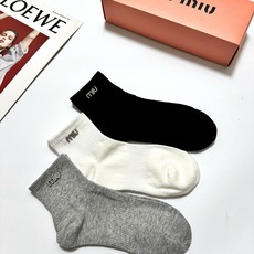 配包装 🌟【一盒3双】 🌟缪缪 miumiu 经典字母 logo纯棉 短筒袜 !超级软糯亲肤! 🌟ins爆款!专柜在售 配包装 🌟【一盒3双】 🌟缪缪 miumiu 经典字母 logo纯棉 短筒袜 !超级软糯亲肤! 🌟ins爆款!专柜在售