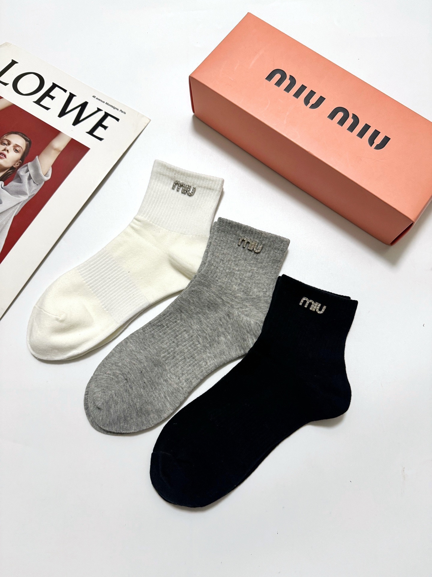 配包装 🌟【一盒3双】 🌟缪缪 miumiu 经典字母 logo纯棉 短筒袜 !超级软糯亲肤! 🌟ins爆款!专柜在售 配包装 🌟【一盒3双】 🌟缪缪 miumiu 经典字母 logo纯棉 短筒袜 !超级软糯亲肤! 🌟ins爆款!专柜在售