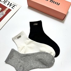 配包装 🌟【一盒3双】 🌟缪缪 miumiu 经典字母 logo纯棉 短筒袜 !超级软糯亲肤! 🌟ins爆款!专柜在售 配包装 🌟【一盒3双】 🌟缪缪 miumiu 经典字母 logo纯棉 短筒袜 !超级软糯亲肤! 🌟ins爆款!专柜在售