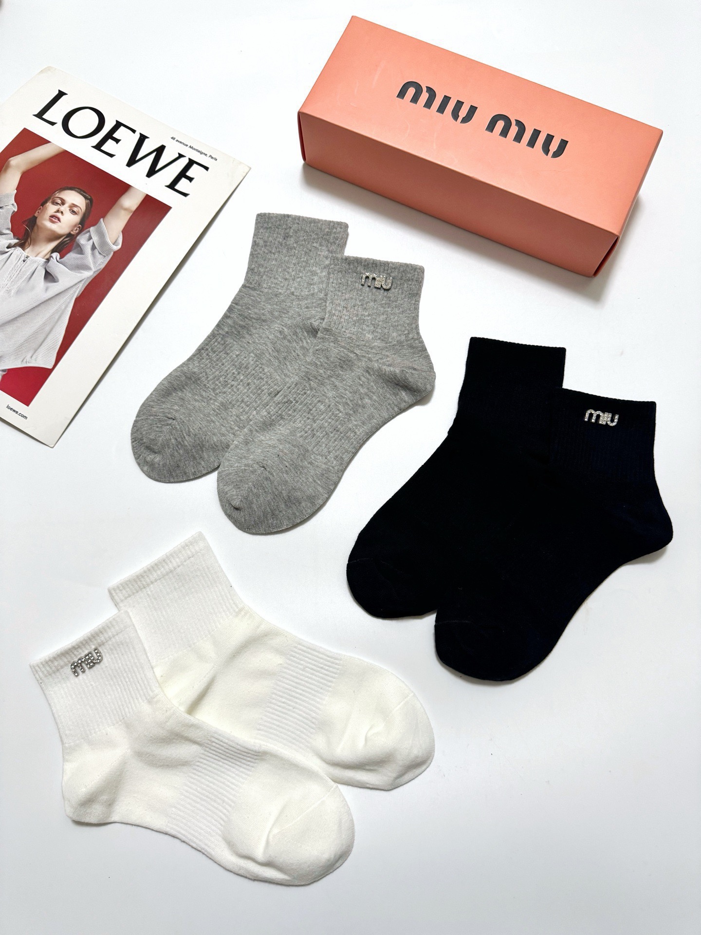 配包装 🌟【一盒3双】 🌟缪缪 miumiu 经典字母 logo纯棉 短筒袜 !超级软糯亲肤! 🌟ins爆款!专柜在售 配包装 🌟【一盒3双】 🌟缪缪 miumiu 经典字母 logo纯棉 短筒袜 !超级软糯亲肤! 🌟ins爆款!专柜在售