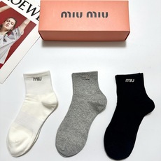 配包装 🌟【一盒3双】 🌟缪缪 miumiu 经典字母 logo纯棉 短筒袜 !超级软糯亲肤! 🌟ins爆款!专柜在售 配包装 🌟【一盒3双】 🌟缪缪 miumiu 经典字母 logo纯棉 短筒袜 !超级软糯亲肤! 🌟ins爆款!专柜在售