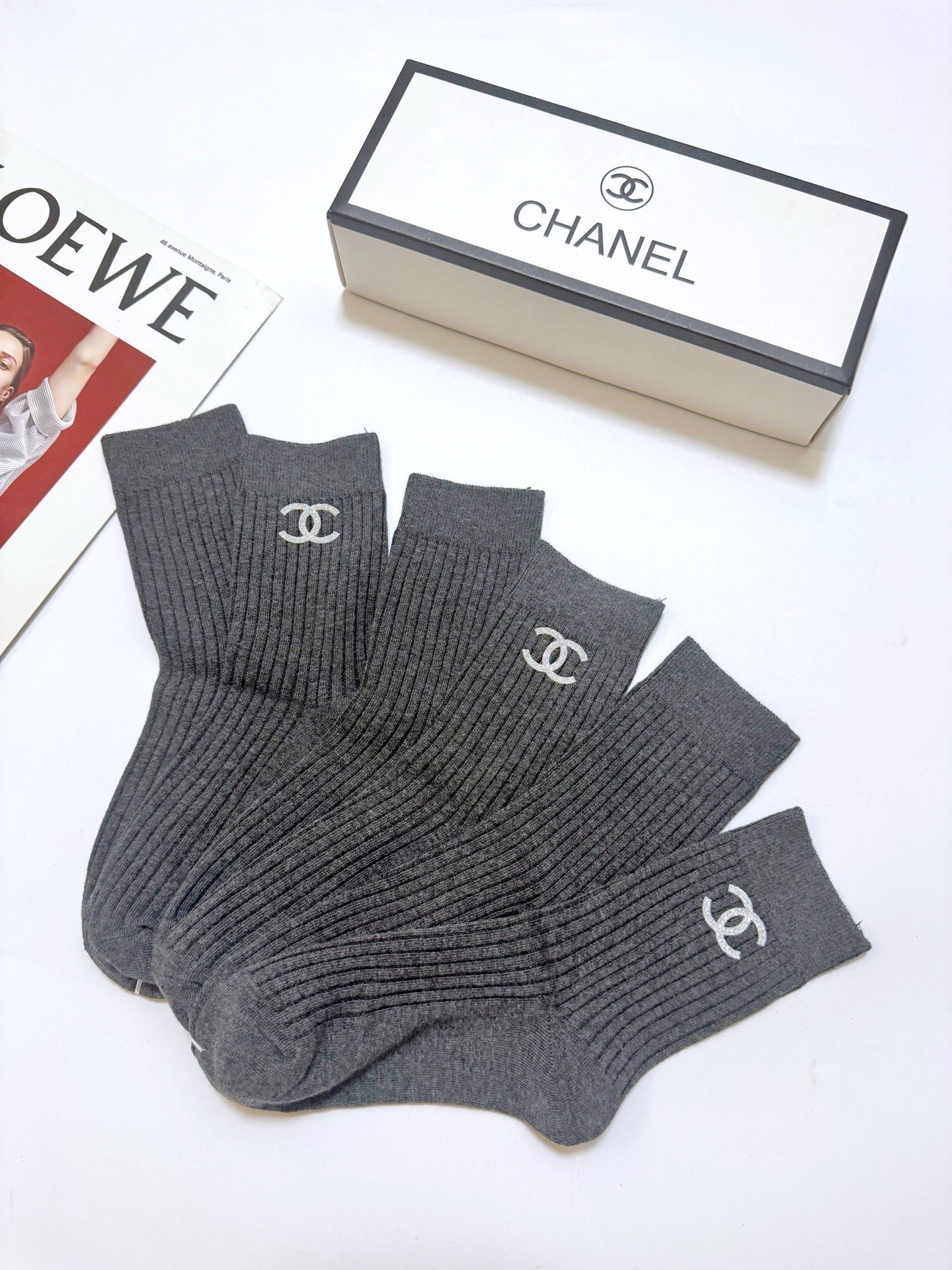 配包装 🌟【一盒3 双】 🌟Chanel 香奈儿 经典字母logo 中筒袜,纯棉竖纹堆堆袜 🌟ins爆款!专柜在售in 配包装 🌟【一盒3 双】 🌟Chanel 香奈儿 经典字母logo 中筒袜,纯棉竖纹堆堆袜 🌟ins爆款!专柜在售in
