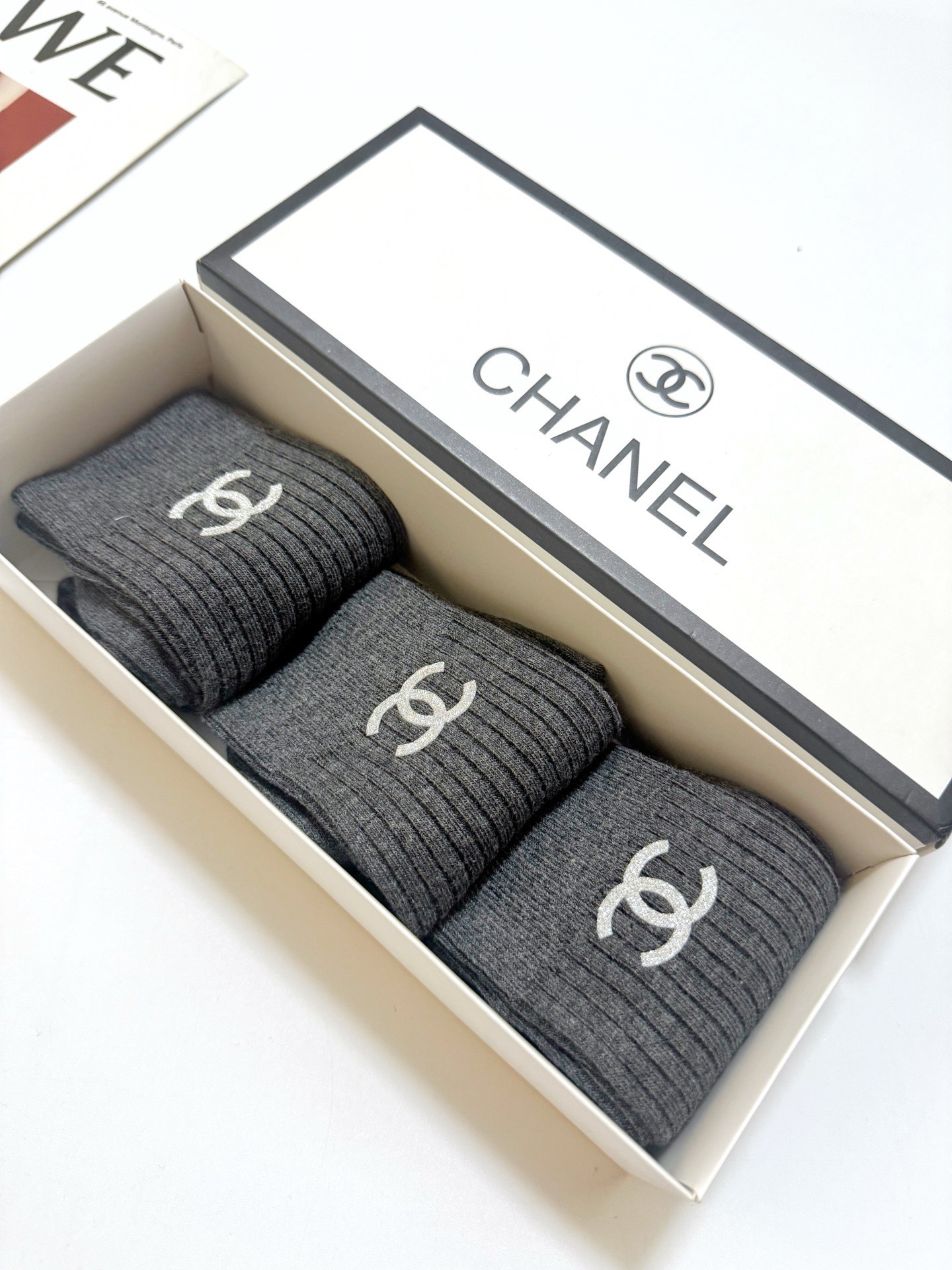 配包装 🌟【一盒3 双】 🌟Chanel 香奈儿 经典字母logo 中筒袜,纯棉竖纹堆堆袜 🌟ins爆款!专柜在售in 配包装 🌟【一盒3 双】 🌟Chanel 香奈儿 经典字母logo 中筒袜,纯棉竖纹堆堆袜 🌟ins爆款!专柜在售in