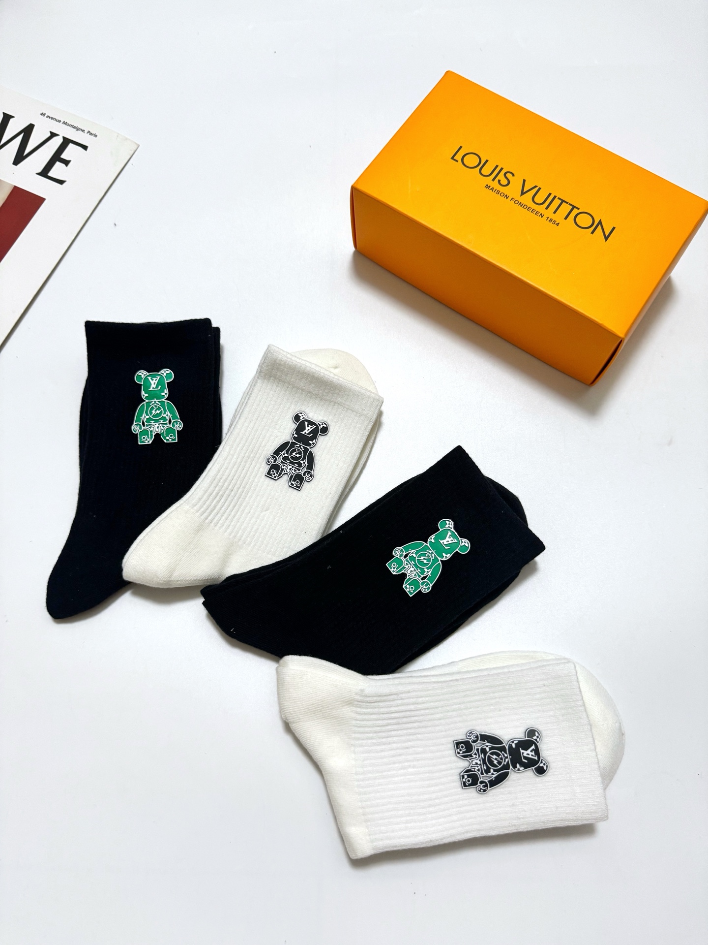 配包装 🌟【一盒4双】 🌟LV 路易威登 经典字母logo中筒纯棉袜 小腿袜 🌟ins爆款!专柜在售ing 🌟好看到爆 配包装 🌟【一盒4双】 🌟LV 路易威登 经典字母logo中筒纯棉袜 小腿袜 🌟ins爆款!专柜在售ing 🌟好看到爆