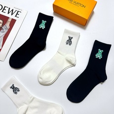 配包装 🌟【一盒4双】 🌟LV 路易威登 经典字母logo中筒纯棉袜 小腿袜 🌟ins爆款!专柜在售ing 🌟好看到爆 配包装 🌟【一盒4双】 🌟LV 路易威登 经典字母logo中筒纯棉袜 小腿袜 🌟ins爆款!专柜在售ing 🌟好看到爆
