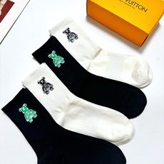 配包装 🌟【一盒4双】 🌟LV 路易威登 经典字母logo中筒纯棉袜 小腿袜 🌟ins爆款!专柜在售ing 🌟好看到爆 配包装 🌟【一盒4双】 🌟LV 路易威登 经典字母logo中筒纯棉袜 小腿袜 🌟ins爆款!专柜在售ing 🌟好看到爆