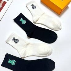 配包装 🌟【一盒4双】 🌟LV 路易威登 经典字母logo中筒纯棉袜 小腿袜 🌟ins爆款!专柜在售ing 🌟好看到爆 配包装 🌟【一盒4双】 🌟LV 路易威登 经典字母logo中筒纯棉袜 小腿袜 🌟ins爆款!专柜在售ing 🌟好看到爆