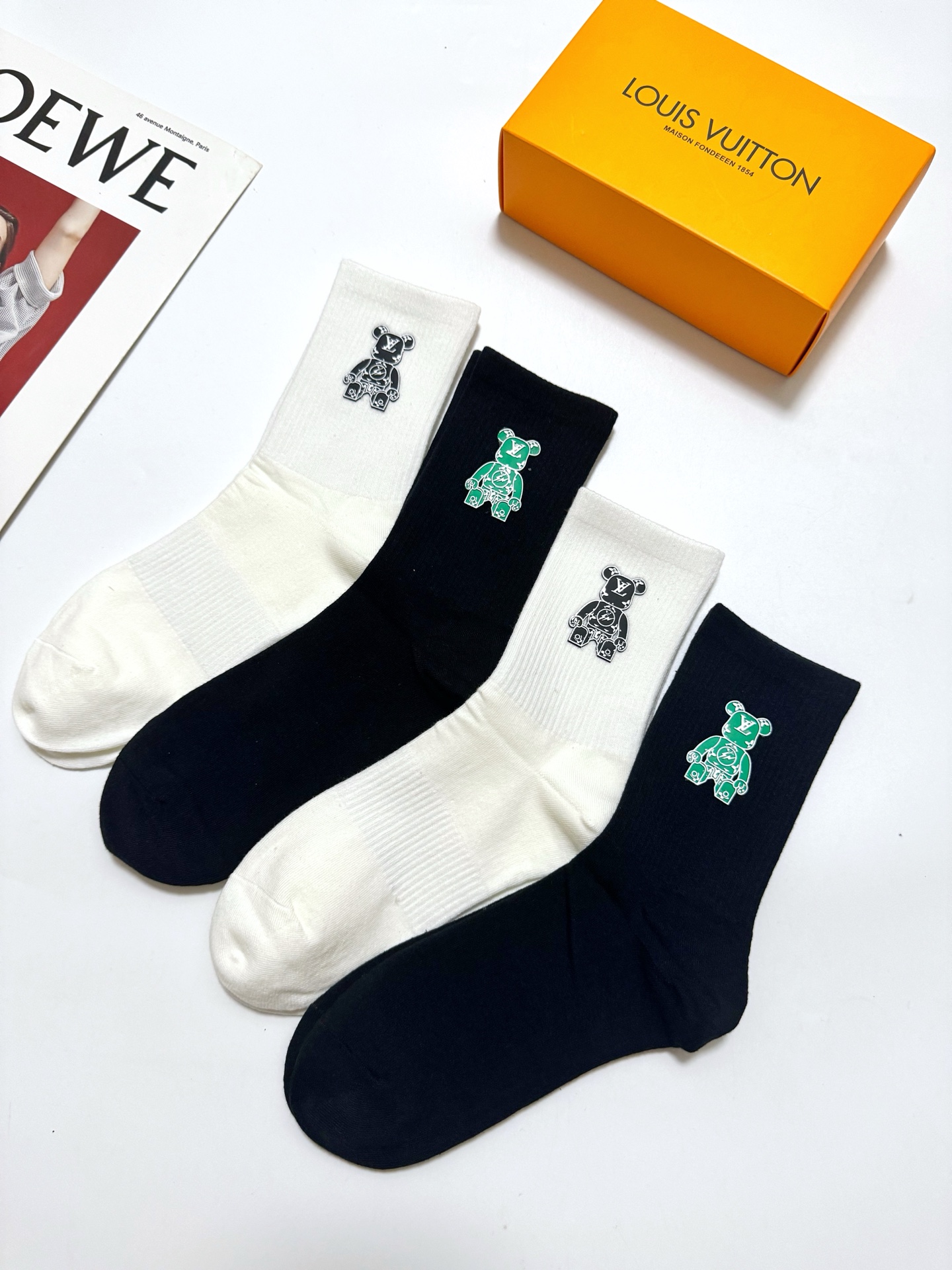 配包装 🌟【一盒4双】 🌟LV 路易威登 经典字母logo中筒纯棉袜 小腿袜 🌟ins爆款!专柜在售ing 🌟好看到爆 配包装 🌟【一盒4双】 🌟LV 路易威登 经典字母logo中筒纯棉袜 小腿袜 🌟ins爆款!专柜在售ing 🌟好看到爆