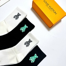 配包装 🌟【一盒4双】 🌟LV 路易威登 经典字母logo中筒纯棉袜 小腿袜 🌟ins爆款!专柜在售ing 🌟好看到爆 配包装 🌟【一盒4双】 🌟LV 路易威登 经典字母logo中筒纯棉袜 小腿袜 🌟ins爆款!专柜在售ing 🌟好看到爆