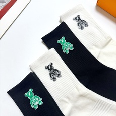配包装 🌟【一盒4双】 🌟LV 路易威登 经典字母logo中筒纯棉袜 小腿袜 🌟ins爆款!专柜在售ing 🌟好看到爆 配包装 🌟【一盒4双】 🌟LV 路易威登 经典字母logo中筒纯棉袜 小腿袜 🌟ins爆款!专柜在售ing 🌟好看到爆