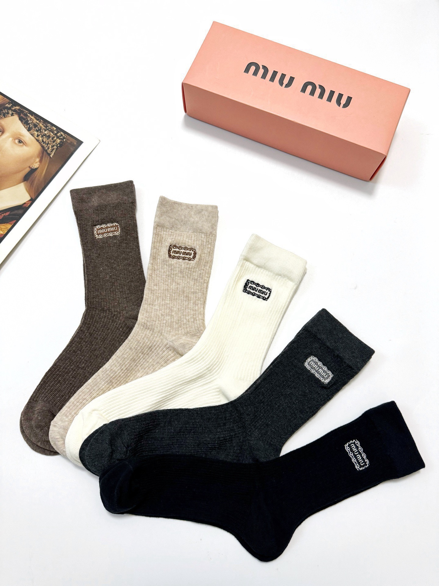 配包装 🌟【一盒5 双】 🌟缪缪 miumiu 经典刺绣字母logo 混纺中筒袜 ,软糯亲肤,ins超火爆配色 , 配包装 🌟【一盒5 双】 🌟缪缪 miumiu 经典刺绣字母logo 混纺中筒袜 ,软糯亲肤,ins超火爆配色 ,