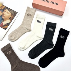 配包装 🌟【一盒5 双】 🌟缪缪 miumiu 经典刺绣字母logo 混纺中筒袜 ,软糯亲肤,ins超火爆配色 , 配包装 🌟【一盒5 双】 🌟缪缪 miumiu 经典刺绣字母logo 混纺中筒袜 ,软糯亲肤,ins超火爆配色 ,