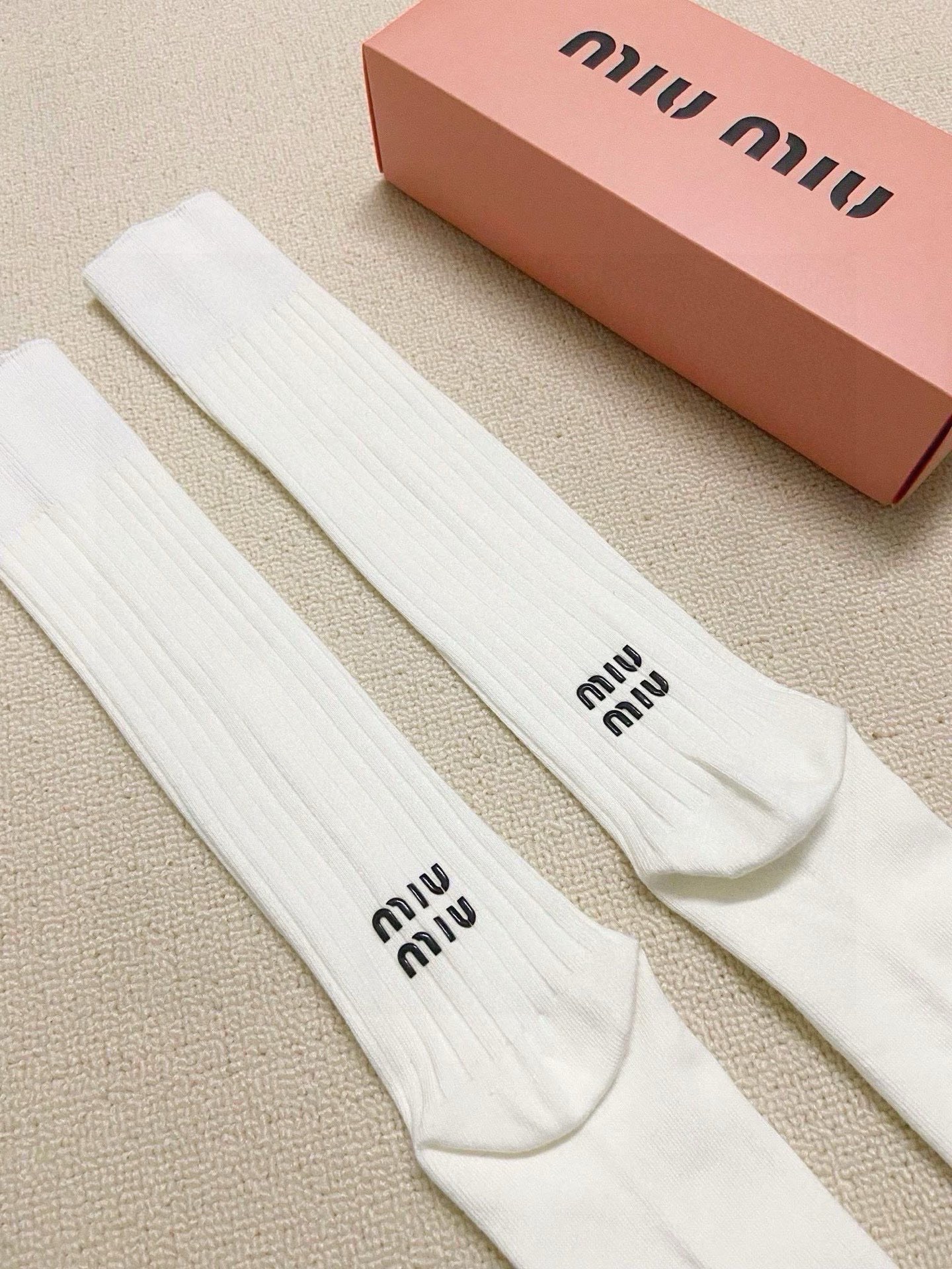 配包装 🌟【一盒一 双】 🌟缪缪 miumiu 经典字母logo纯棉袜 小腿堆堆袜,ins超火爆红人同款,精美 面料, 配包装 🌟【一盒一 双】 🌟缪缪 miumiu 经典字母logo纯棉袜 小腿堆堆袜,ins超火爆红人同款,精美 面料,