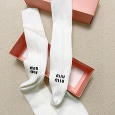 配包装 🌟【一盒一 双】 🌟缪缪 miumiu 经典字母logo纯棉袜 小腿堆堆袜,ins超火爆红人同款,精美 面料, 配包装 🌟【一盒一 双】 🌟缪缪 miumiu 经典字母logo纯棉袜 小腿堆堆袜,ins超火爆红人同款,精美 面料,