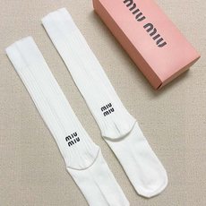 配包装 🌟【一盒一 双】 🌟缪缪 miumiu 经典字母logo纯棉袜 小腿堆堆袜,ins超火爆红人同款,精美 面料, 配包装 🌟【一盒一 双】 🌟缪缪 miumiu 经典字母logo纯棉袜 小腿堆堆袜,ins超火爆红人同款,精美 面料,
