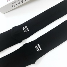 配包装 🌟【一盒一 双】 🌟缪缪 miumiu 经典字母logo纯棉袜 小腿堆堆袜,ins超火爆红人同款,精美 面料, 配包装 🌟【一盒一 双】 🌟缪缪 miumiu 经典字母logo纯棉袜 小腿堆堆袜,ins超火爆红人同款,精美 面料,