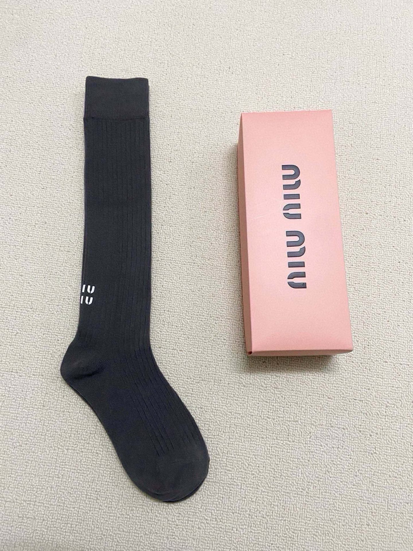 配包装 🌟【一盒一 双】 🌟缪缪 miumiu 经典字母logo纯棉袜 小腿堆堆袜,ins超火爆红人同款,精美 面料, 配包装 🌟【一盒一 双】 🌟缪缪 miumiu 经典字母logo纯棉袜 小腿堆堆袜,ins超火爆红人同款,精美 面料,