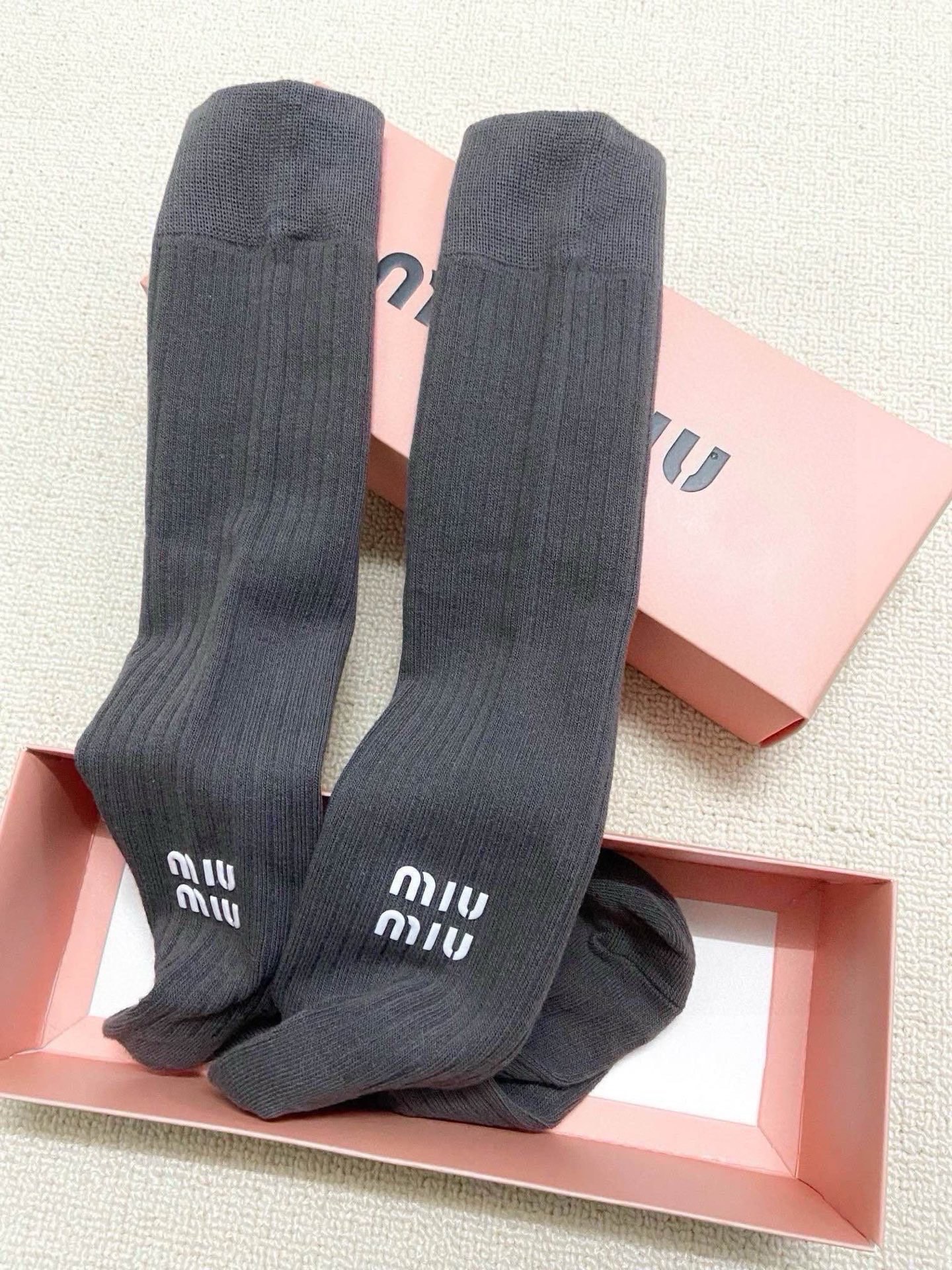 配包装 🌟【一盒一 双】 🌟缪缪 miumiu 经典字母logo纯棉袜 小腿堆堆袜,ins超火爆红人同款,精美 面料, 配包装 🌟【一盒一 双】 🌟缪缪 miumiu 经典字母logo纯棉袜 小腿堆堆袜,ins超火爆红人同款,精美 面料,
