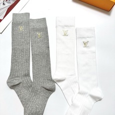 配包装 🌟【一盒2双】 🌟LV 路易威登 经典字母logo纯棉袜 小腿堆堆袜,ins超火爆红人同款,精美 面料,潮人必 配包装 🌟【一盒2双】 🌟LV 路易威登 经典字母logo纯棉袜 小腿堆堆袜,ins超火爆红人同款,精美 面料,潮人必