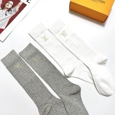 配包装 🌟【一盒2双】 🌟LV 路易威登 经典字母logo纯棉袜 小腿堆堆袜,ins超火爆红人同款,精美 面料,潮人必 配包装 🌟【一盒2双】 🌟LV 路易威登 经典字母logo纯棉袜 小腿堆堆袜,ins超火爆红人同款,精美 面料,潮人必