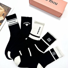 配包装 🌟【一盒5 双】 🌟缪缪 miumiu 经典字母 logo纯棉 中筒袜 !超级软糯亲肤! 🌟ins爆款!专柜在 配包装 🌟【一盒5 双】 🌟缪缪 miumiu 经典字母 logo纯棉 中筒袜 !超级软糯亲肤! 🌟ins爆款!专柜在